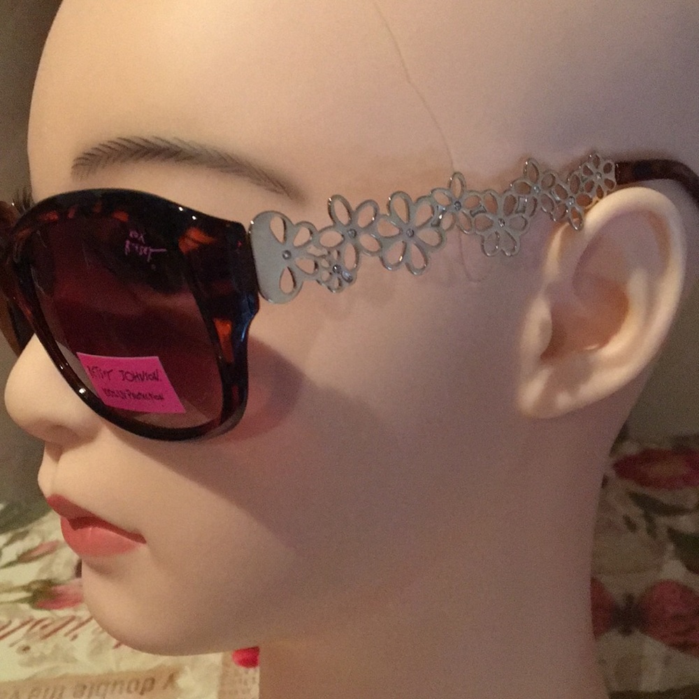BETSEY JOHNSON METAL FLORAL ARMS SUNGLASSES
